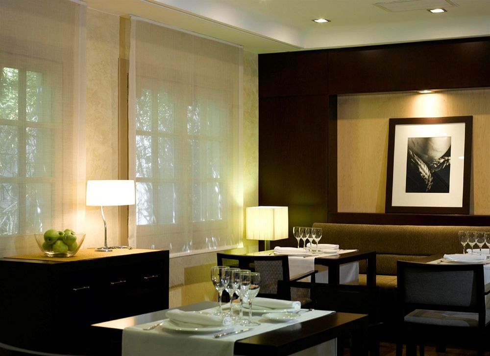 Nh Pamplona Iruna Park Restaurant foto